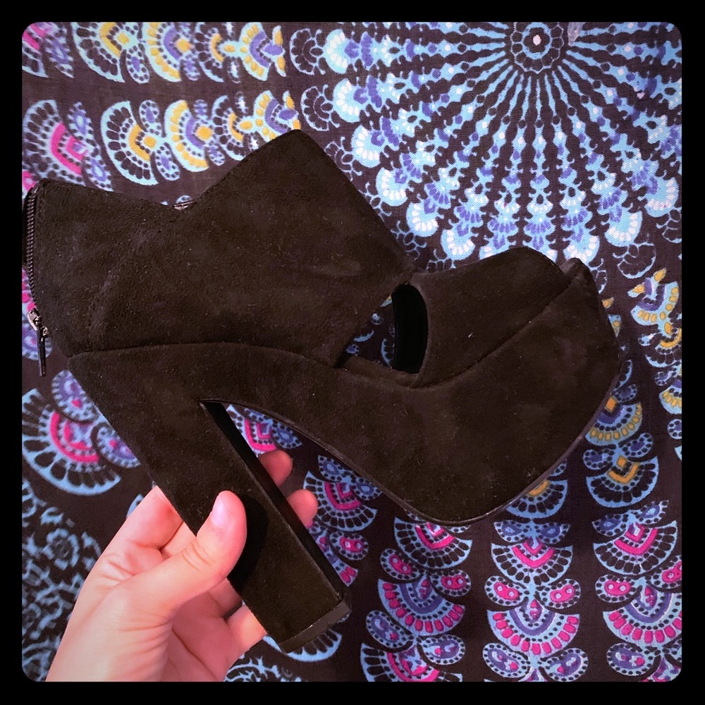 Super cute black heels